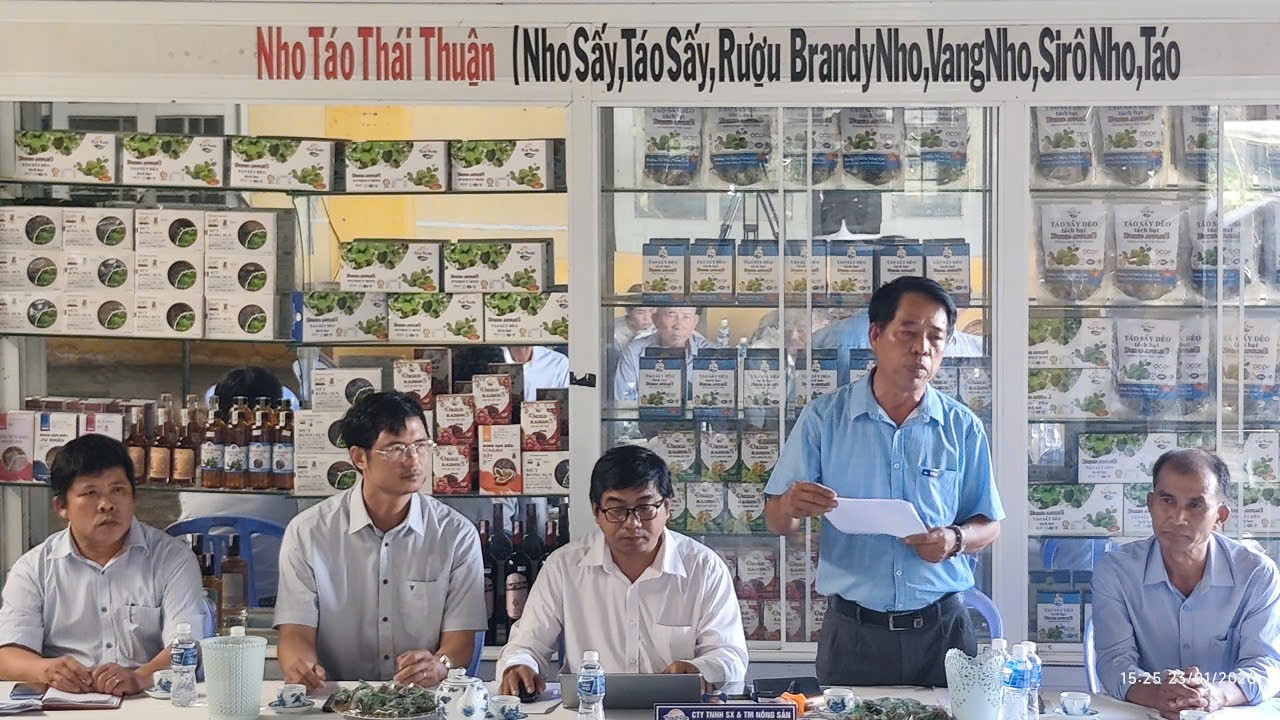 Phường Đô Vinh (Khánh Hoà) từng bước hình thành vùng trồng dừa xiêm liên kết, phục vụ xuất khẩu 9 Ông Nguyễn Đình Quang - Giám đốc Công ty Thái Thuận giải đáp thắc mắc của bà con.