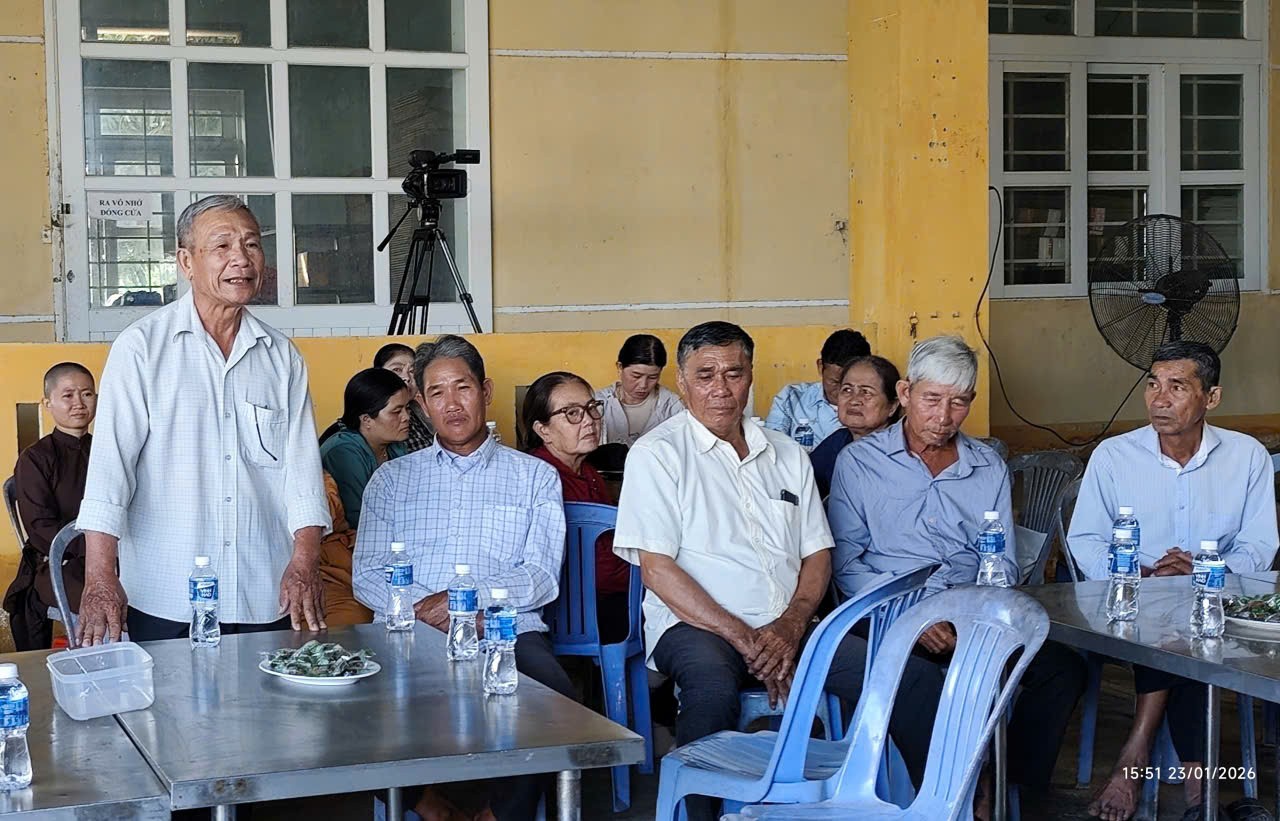 Phường Đô Vinh (Khánh Hoà) từng bước hình thành vùng trồng dừa xiêm liên kết, phục vụ xuất khẩu 8 Đại diện các hộ nông dân đặt câu hỏi.