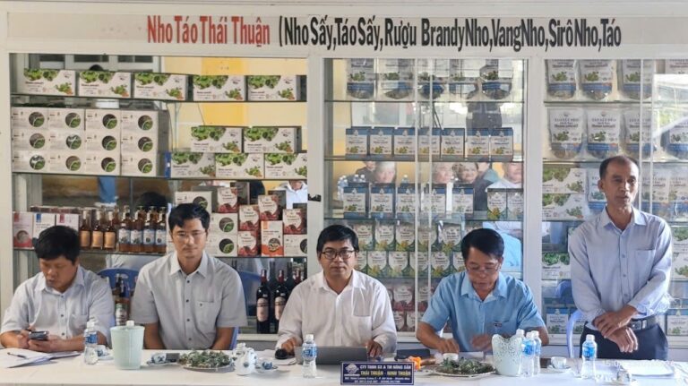 Ông Vũ Minh Tâm phổ biến kỹ thuật trồng và chăm sóc dừa xiêm theo hướng an toàn sản xuất.
