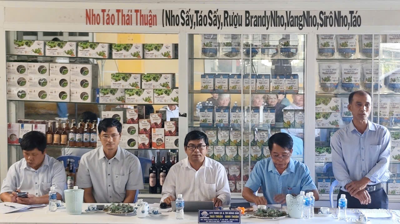 Ông Vũ Minh Tâm phổ biến kỹ thuật trồng và chăm sóc dừa xiêm theo hướng an toàn sản xuất.